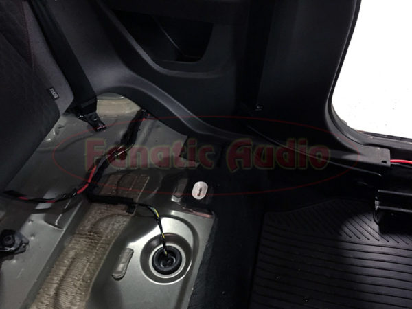 ford-fiesta-mk7-subwoofer-asennus-6