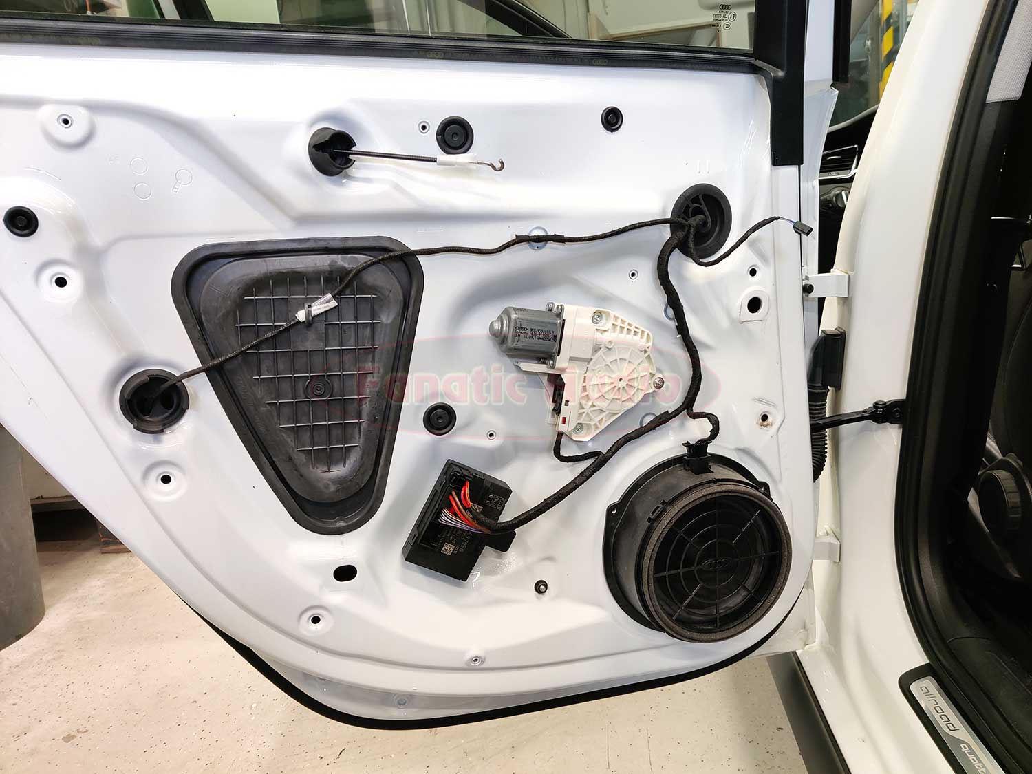 audi a4 b8 takakaiutin vielä paikoillaan