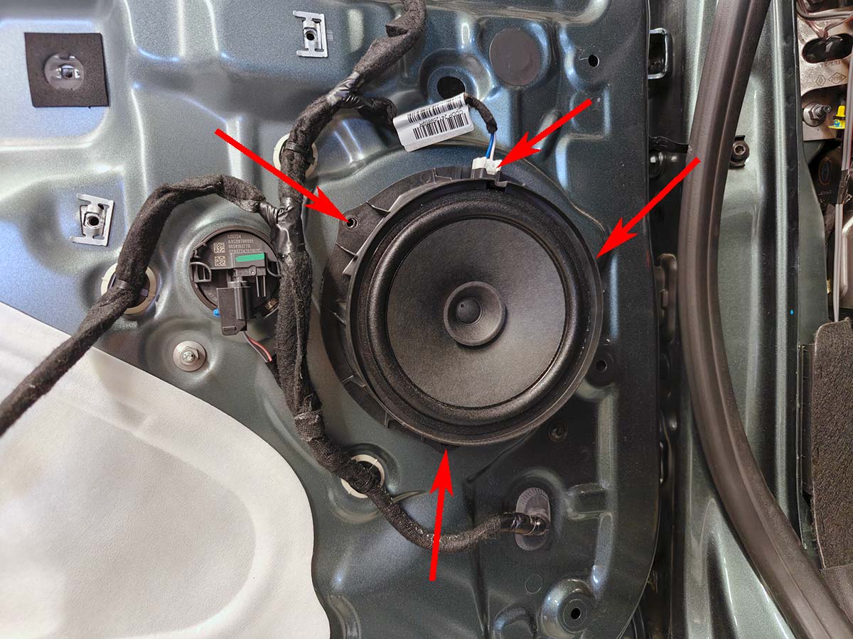 dacia duster kaiuttimen irroitus
